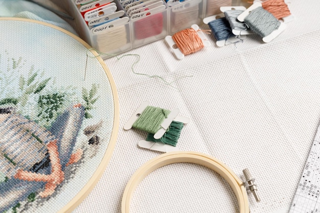 Atelier broderii cu instrumente